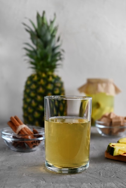 Tepache ist ein fermentiertes Getränk aus Ananaszucker und Gewürzen