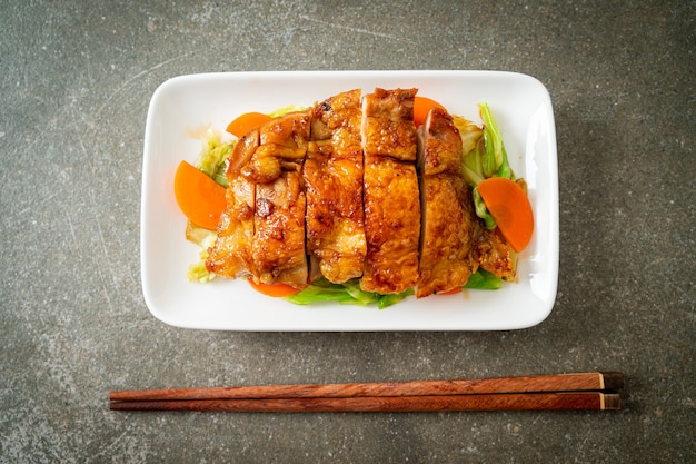 Teppanyaki-Teriyaki-Hähnchensteak mit Kohl und Karotten