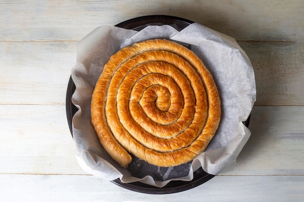 Tepsi Boregi turco, Borek redondo, pastel de bandeja (nombre turco; rulo borek - ispanakli borek)