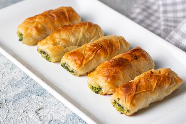 Tepsi Boregi turco, Borek redondo, pastel de bandeja (nombre turco; rulo borek - sigara boregi).