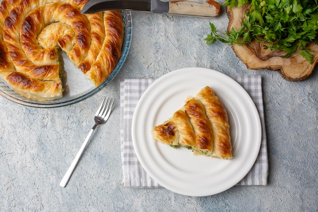 Tepsi Boregi turco, Borek redondo, pastelería en bandeja (nombre turco; rulo borek - ispanakli borek)