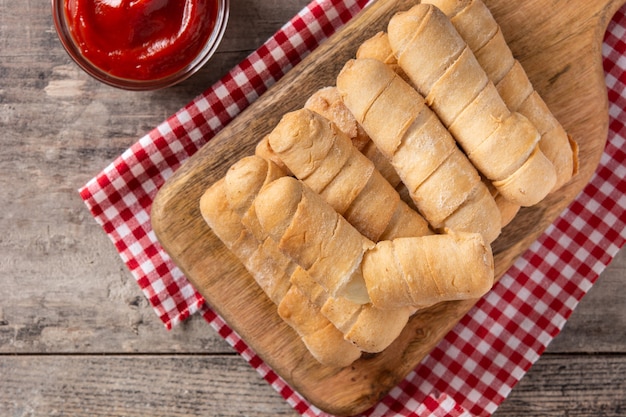 TequeÃƒÂ ± os latino-americanos recheados com queijo em mesa de madeira