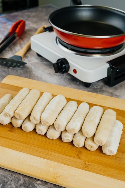 Tequenos crus prontos para cozinhar lanche típico venezuelano em festas