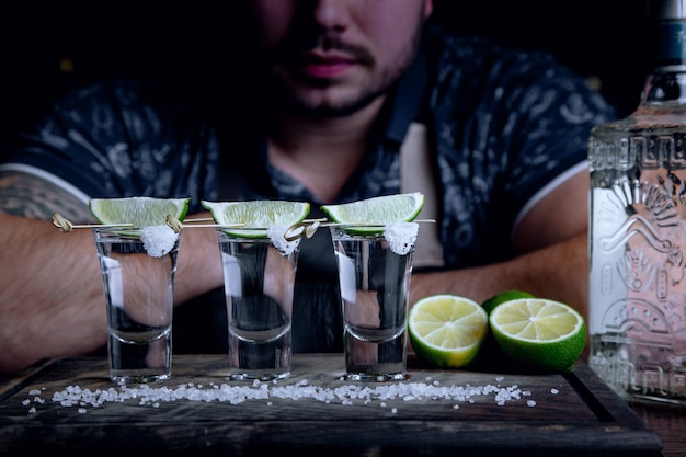 Tequila baleado no bar com limão e sal