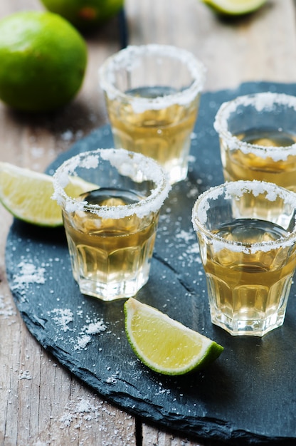 Tequila dourada com limão e sal