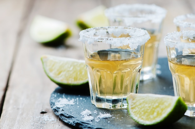 Tequila dourada com limão e sal