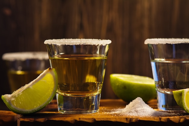 Tequila, fatias de sal e limão