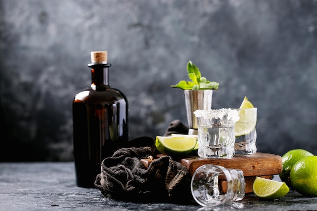 Tequila Flasche und Gläser mit Limetten