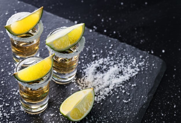 Tequila-Gläser mit Salz am Rand und Limette