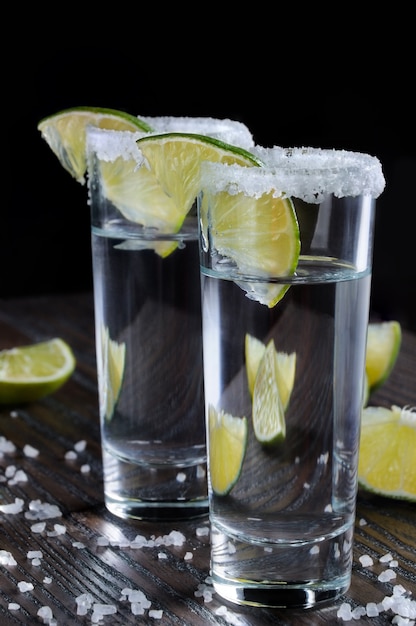 Tequila große Schnapsgläser mit Limette