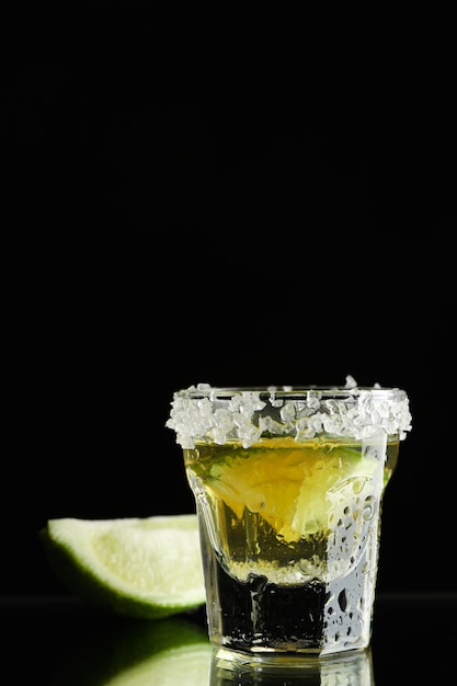 Tequila con limón y sal marina sobre negro