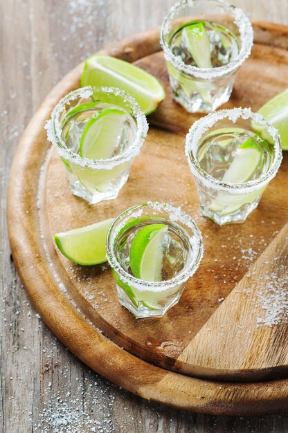 Tequila mexicana de prata com limão