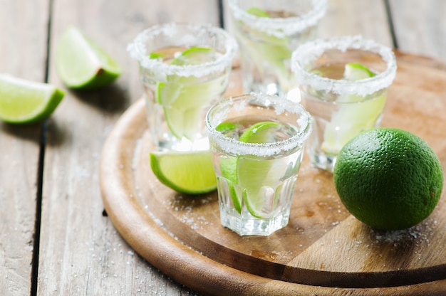 Tequila mexicana de prata com limão