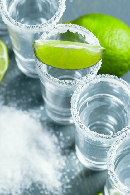 Foto tequila mexicana em copos curtos com limão e sal