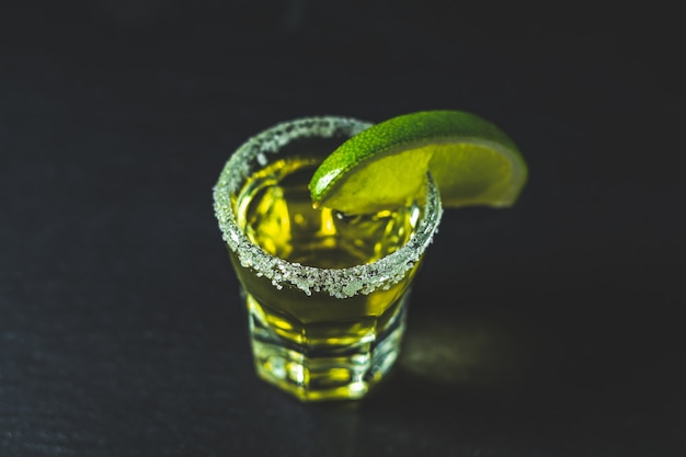 Tequila mexicano dorado con limón y sal