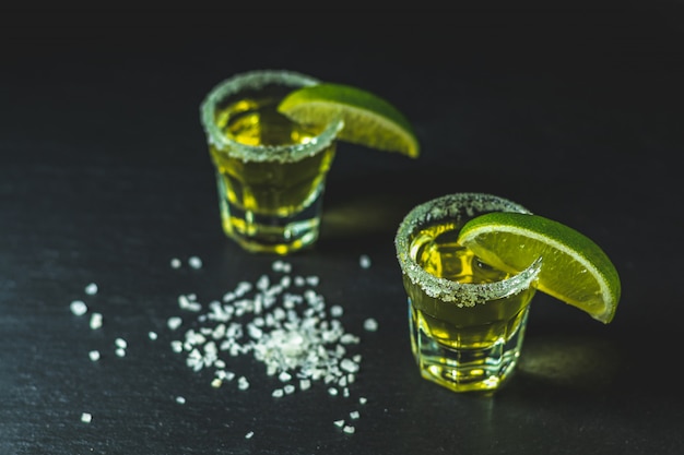 Tequila mexicano dorado con limón y sal