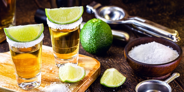 Tequila mexicano de oro con limón y sal