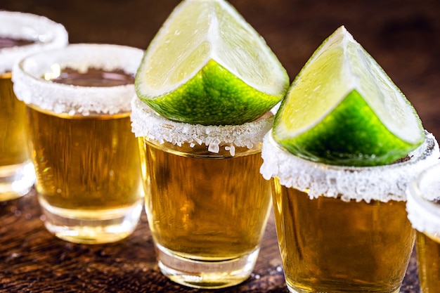 Foto tequila mexicano de oro con limón y sal