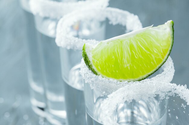 Tequila mexicano en vasos cortos con lima y sal