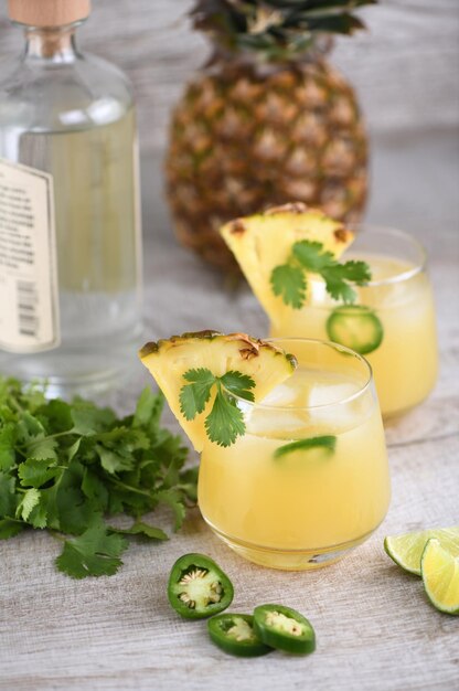 Tequila mit Ananas und Jalapeno