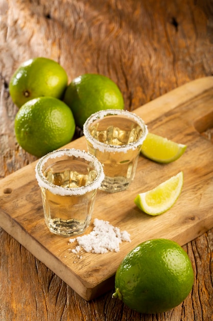 Tequila mit Limette und Salz