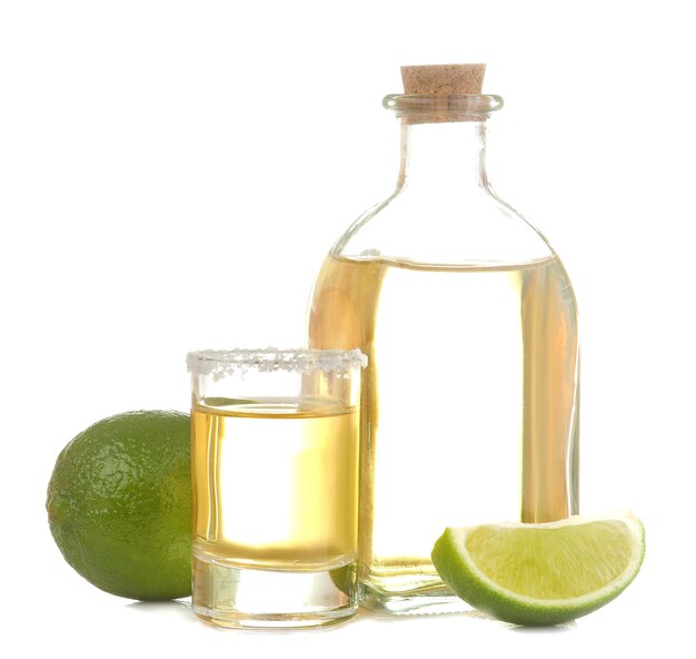 Tequila de oro en un vaso con sal y limón sobre un fondo blanco aislado. bebidas alcohólicas. de cerca.