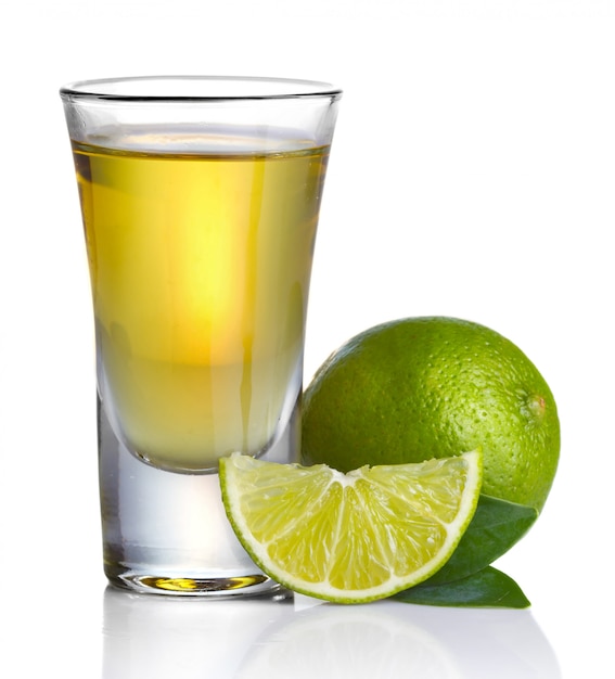 Tequila ouro tiro com limão isolado no branco