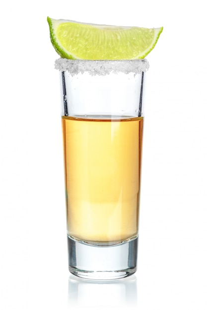 Tequila ouro tiro isolado no branco