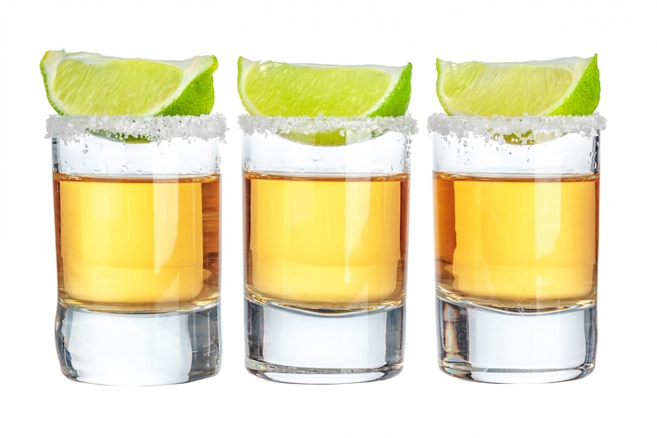 Foto tequila ouro tiro isolado no branco