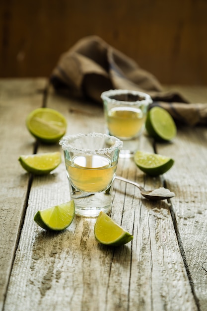 Tequila ouro tiros em madeira rústica