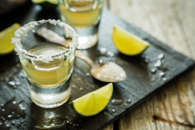 Tequila ouro tiros em madeira rústica