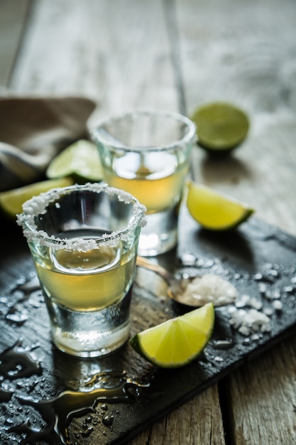 Tequila ouro tiros em madeira rústica