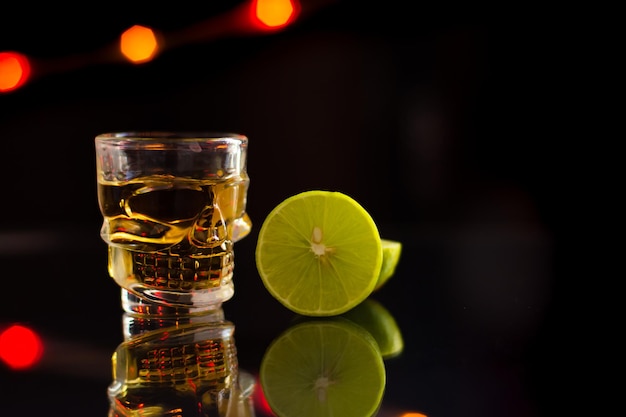 Tequila shot em um copo de caveira com limão