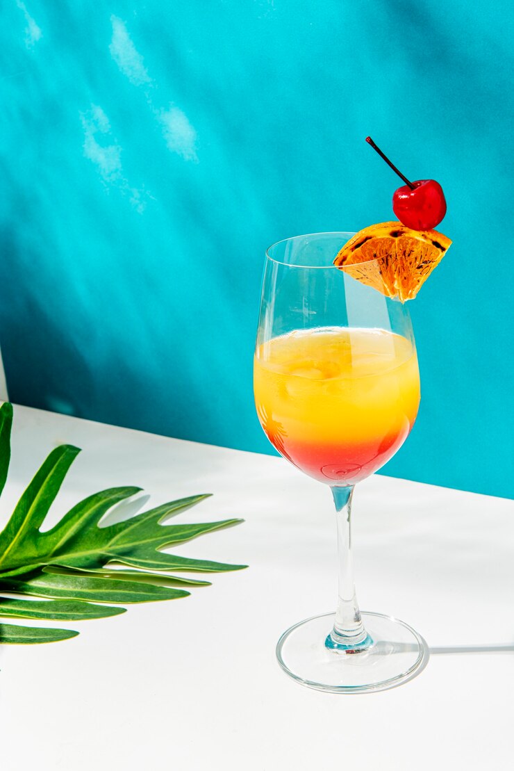Foto tequila-sonnenaufgang-cocktail auf blauem hintergrund