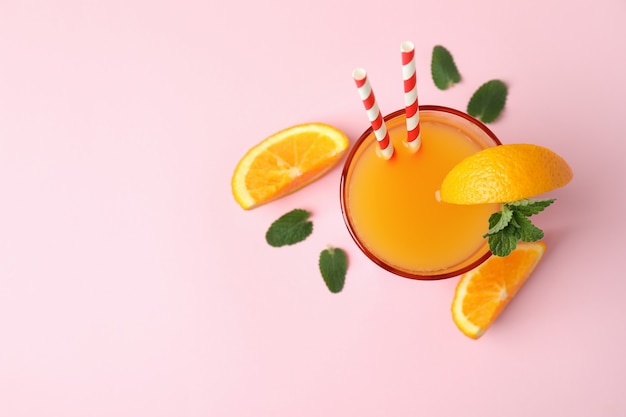 Tequila Sunrise Cocktail und Zutaten auf Pink