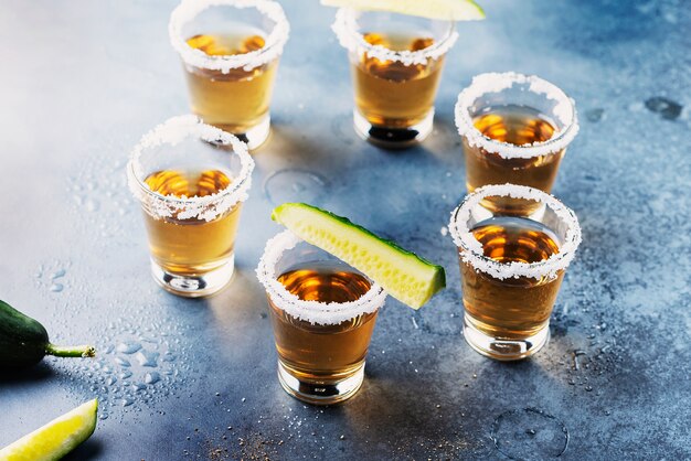 Tequila tradicional mexicano con pepino