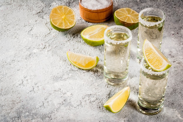 Tequilaschüsse mit Limette und Meersalz