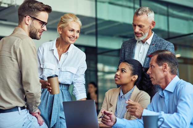 Ter um grupo de encontro de executivos multirraciais em roupas clássicas trabalhando juntos em um novo