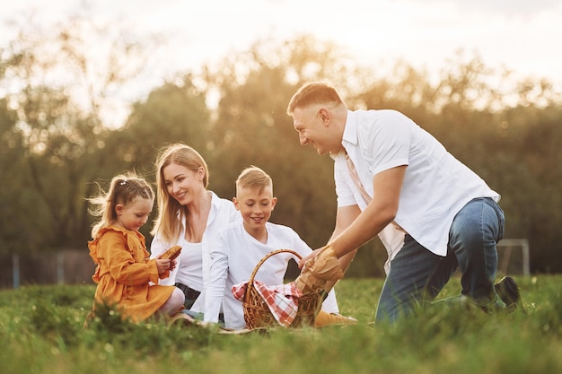 Ter uma família pickic passando o fim de semana ao ar livre no verão juntos