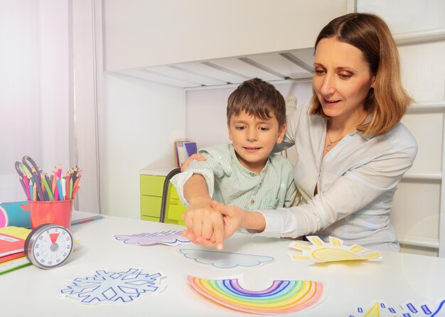 Foto terapeuta a ensinar um rapaz autista