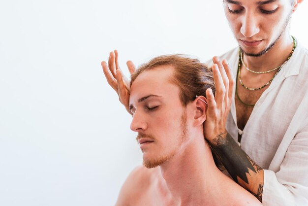 Foto terapeuta a massagear um cliente no spa