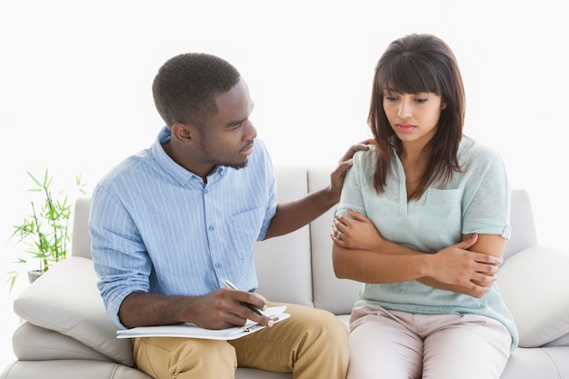 Terapeuta aconselhando seu paciente ouvindo