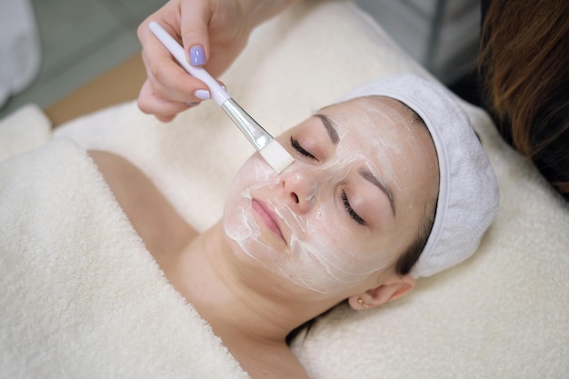 Terapeuta de belleza haciendo procedimiento cosmético