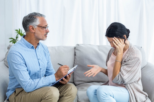 Terapeuta consolando a una mujer en casa