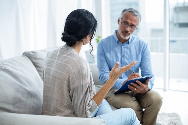 Terapeuta consolando uma mulher em casa