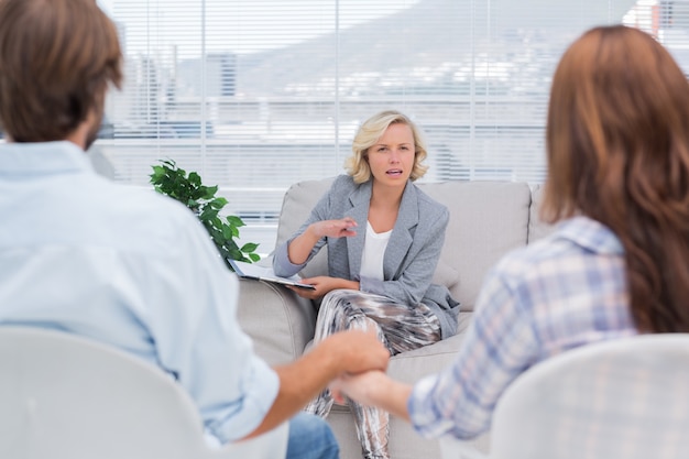 Terapeuta conversando com um casal