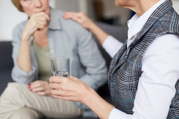 Terapeuta de cuidado que consola o paciente