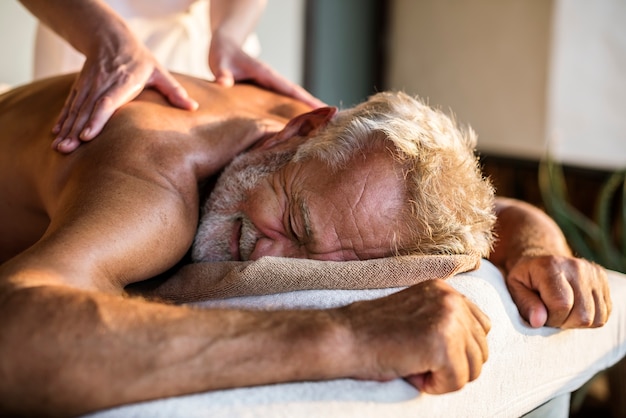 Terapeuta de mensagem feminina dando uma massagem em um spa