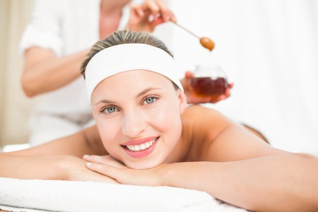 Terapeuta depilando a la mujer en el centro de spa