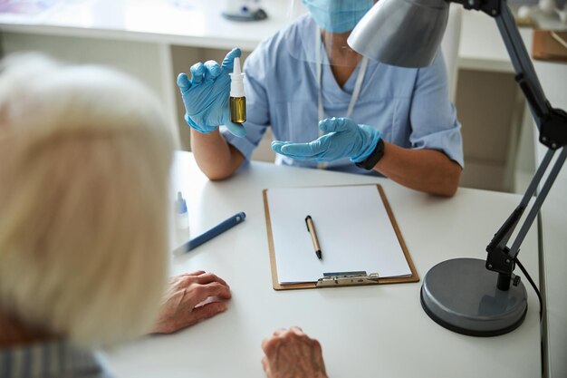 Terapeuta está fazendo uma demonstração de spray nasal